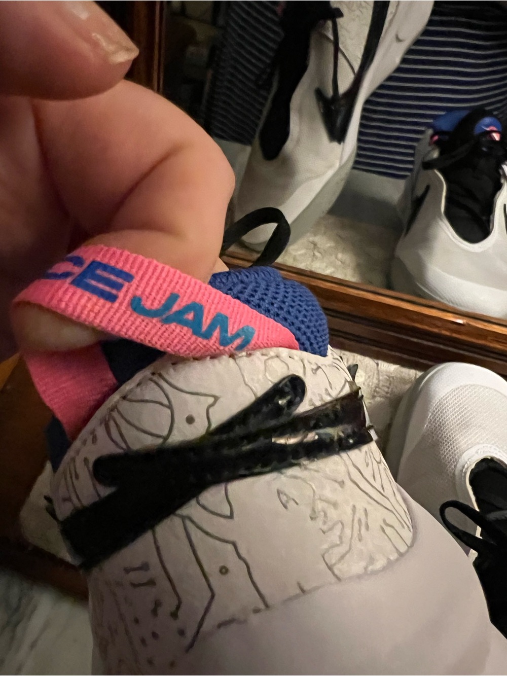 NIKE Team Hustle D10 SE Space Jam Basketball Sneakers White Blue Pink Girl's 5.5 - Picture 9 of 10